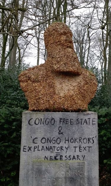 Bust of king Leopold II in January 2019 replaced by a copy in birdseed in the parc of the AfricaMuseum by the Association Citoyenne pour un Espace public Décolonial