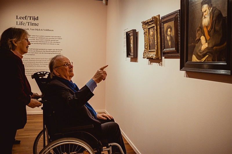 Ernst van de Wetering bij de uitreiking van het Erelidmaatschap van de VNK in het Rembrandthuis in 2020. Foto: Danaé van der Sluijs.