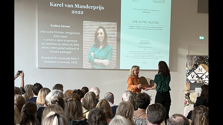 Juryvoorzitter Lidewij de Koekkoek reikt prijs uit aan Eveline Deneer op Kunsthistorische Dag 2022