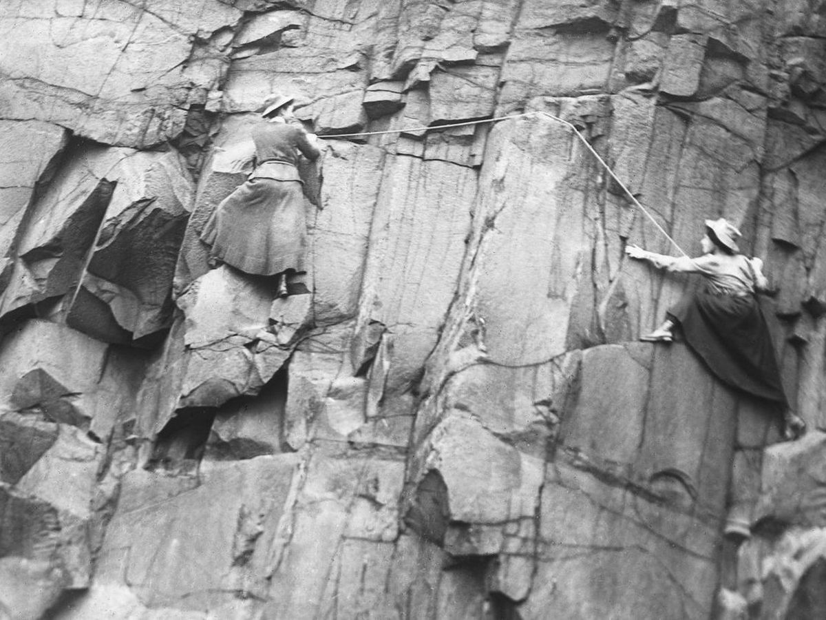 Foto: Lucy Smith and Pauline Ranken climbing on Salisbury Crags in Edinburgh. Photo published in Ladies Scottish Climbing Club Journal, 1929