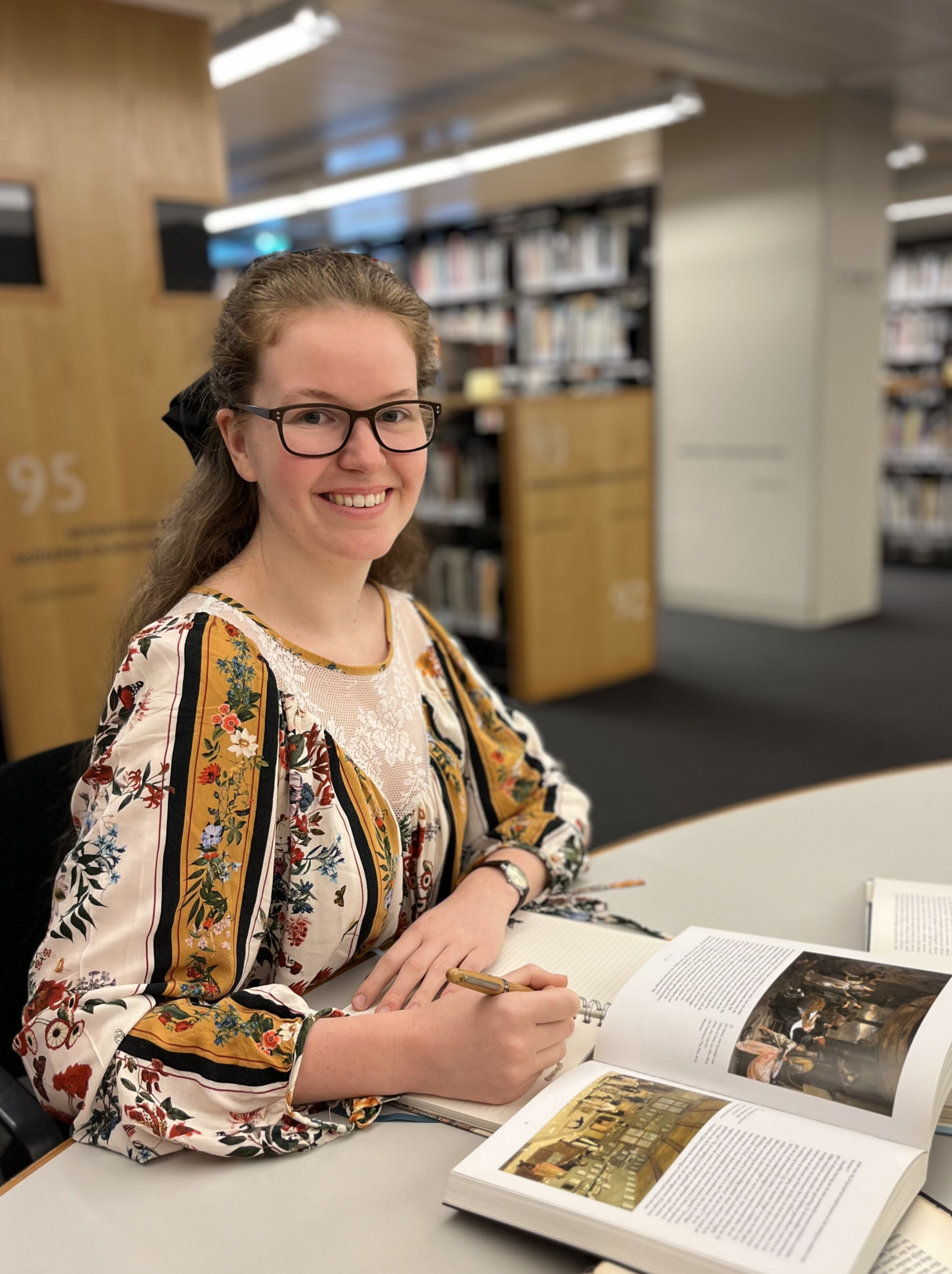 Frédérique Beerse aan het werk in de leeszaal van het RKD (waar ze momenteel ook geassocieerd onderzoeker is)