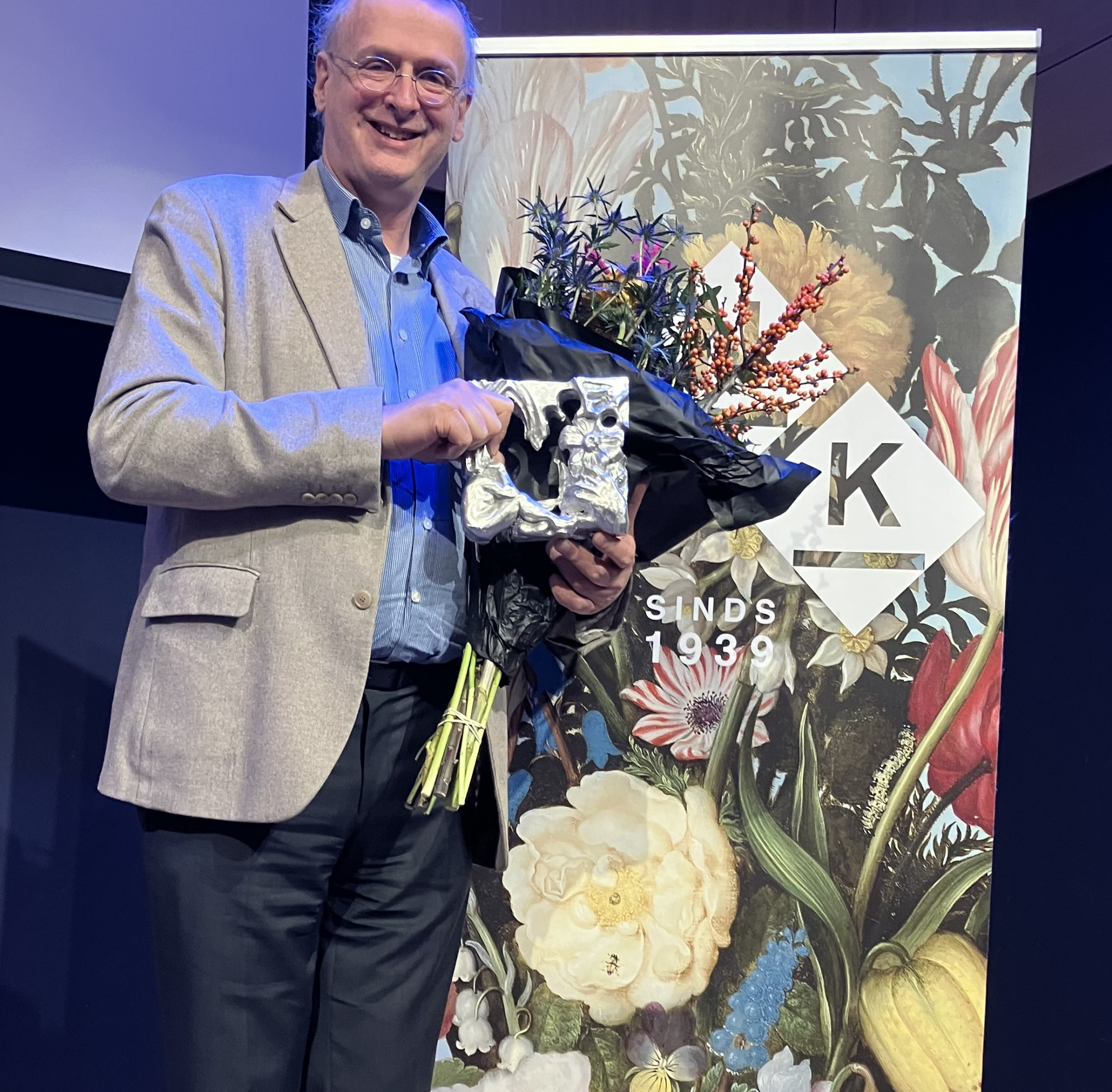 Richard de Beer (met de trofee ontworpen door Olga Flór)