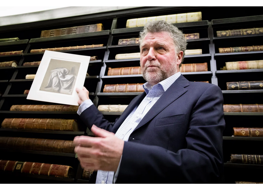 Ger Luijten, de directeur van de Fondation Custodia, laat een tekening van Leonardo da Vinci zien uit de kunstcollectie van de Fondation Custodia - Foto Bart Maat/ ANP