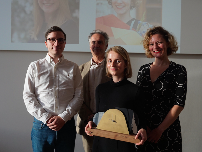 V.l.n.r: genomineerde Laurens Kleine Deters, juryvoorzitter Arjan de Koomen, winnaar Frouke van Dijke en genomineerde Angela Bartholomew. De genomineerde Alexander Dencher en Justine Rinnooij Kan staan niet op de foto.