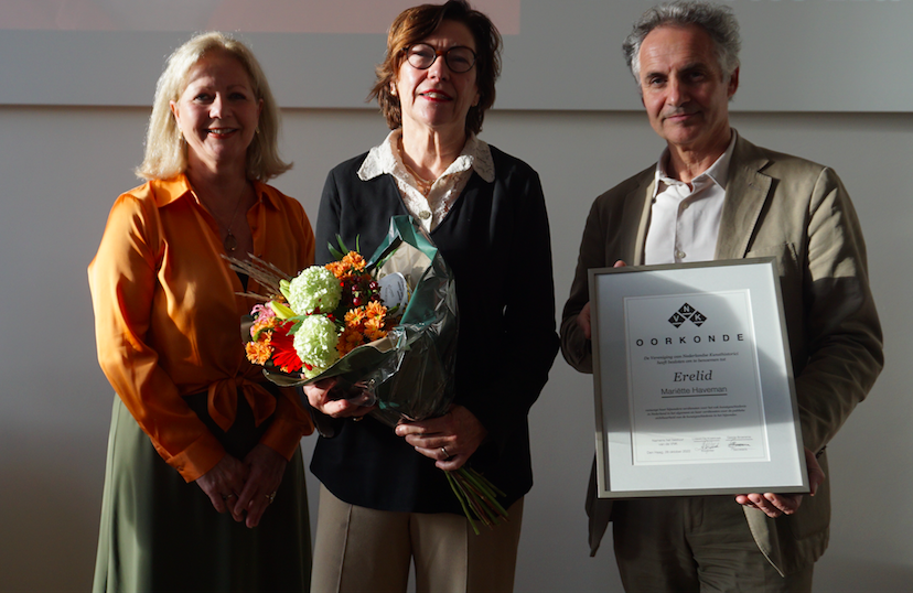 Mariëtte Haveman met VNK-voorzitter Lidewij de Koekkoek en met Arjan de Koomen in het Mauritshuis, 2022