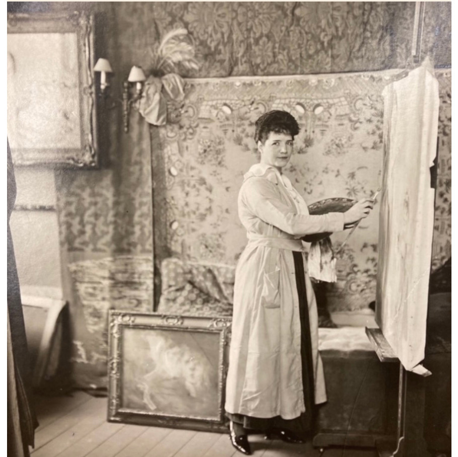 Portret van Betsy Westendorp-Osieck in atelier, ongedateerd, foto, RKD-Nederlands Instituut voor Kunstgeschiedenis, Den Haag (masterscriptie Martine Bontjes)